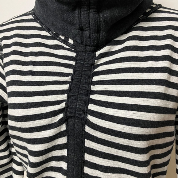 Lululemon In A Cinch Long Sleeve Tee Sz 8 Heathered Black/Super Wide Load Stripe - Picture 5 of 12